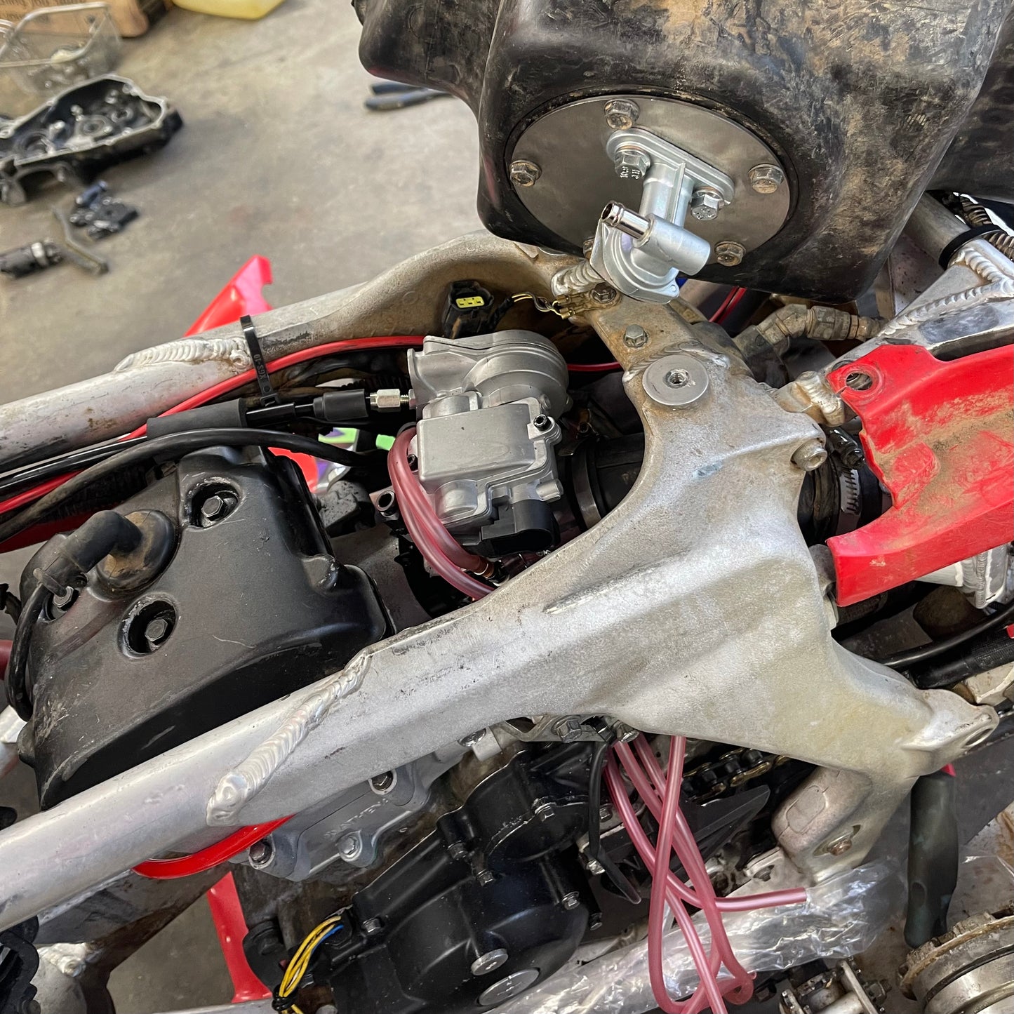 Kawasaki KFX450R Carb Conversion Petcock Fuel Tank Plate